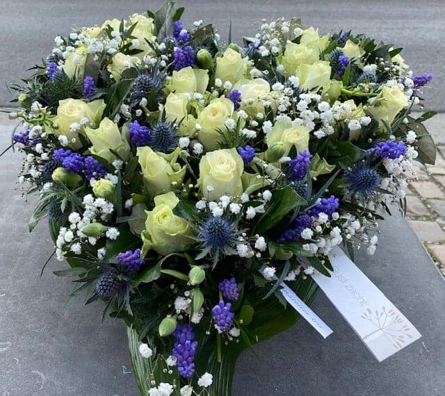 Rouwarrangement met seizoensbloemen